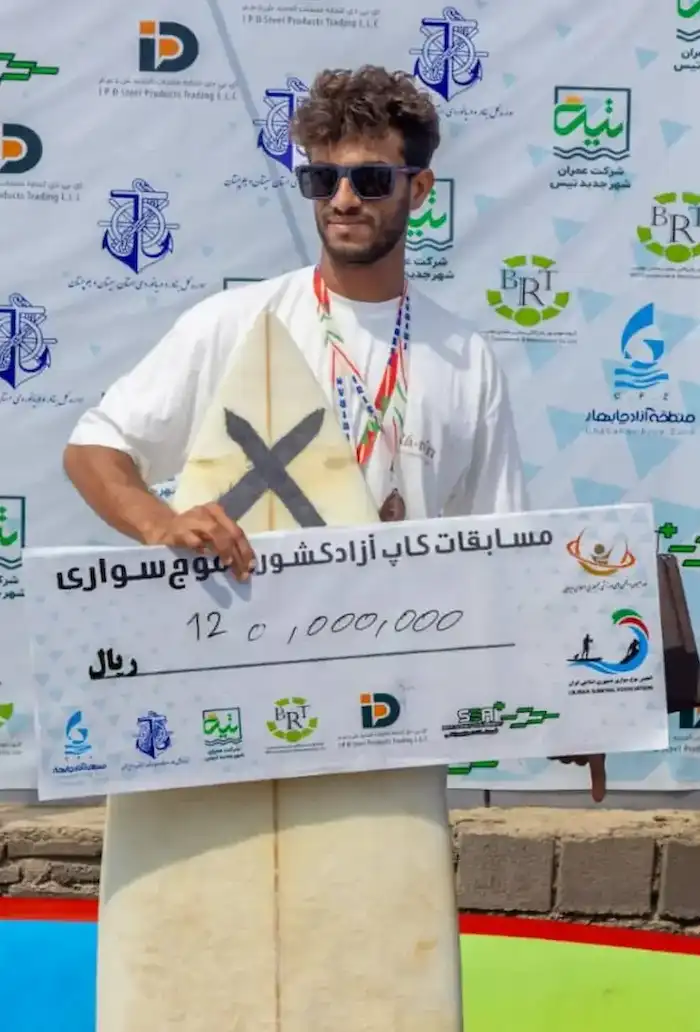 لحظه دریافت جوایز در مسابقات موج‌سواری کاپ آزاد