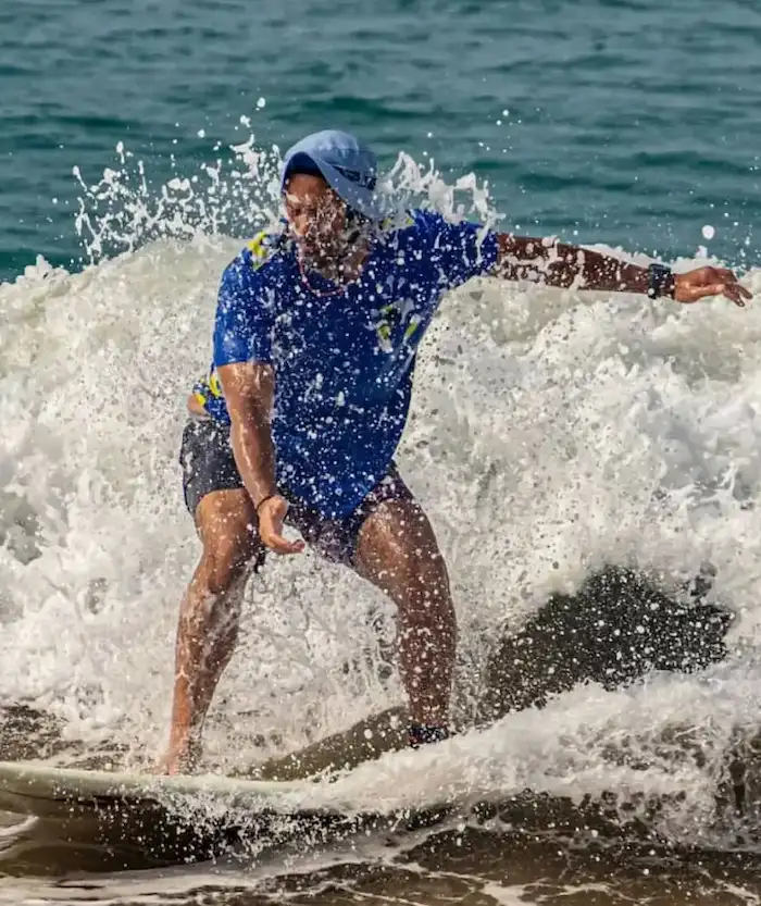 موج‌سوار باشگاه رمین در حال انجام حرکات حرفه‌ای روی موج