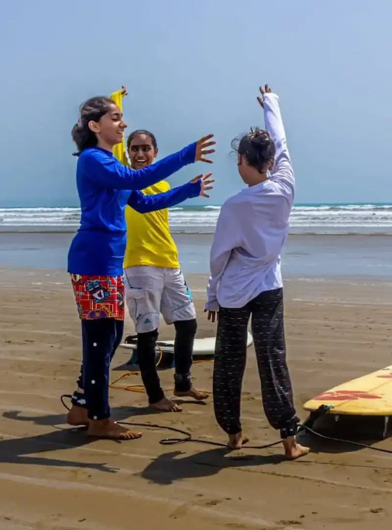 گروهی از بانوان موج‌سوار باشگاه رمین در حال گفتگو پس از تمرین