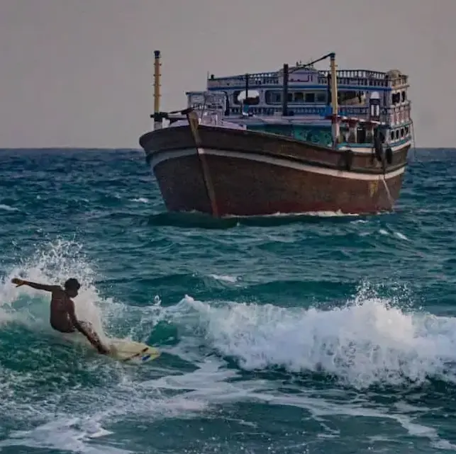 تمرین گروهی بانوان موج‌سوار باشگاه رمین