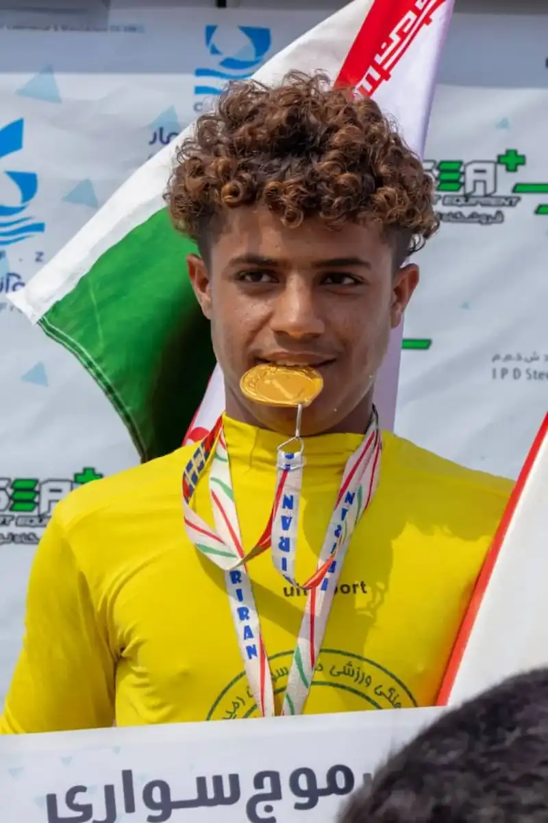 پسر موج‌سوار باشگاه رمین پس از دریافت مدال افتخار