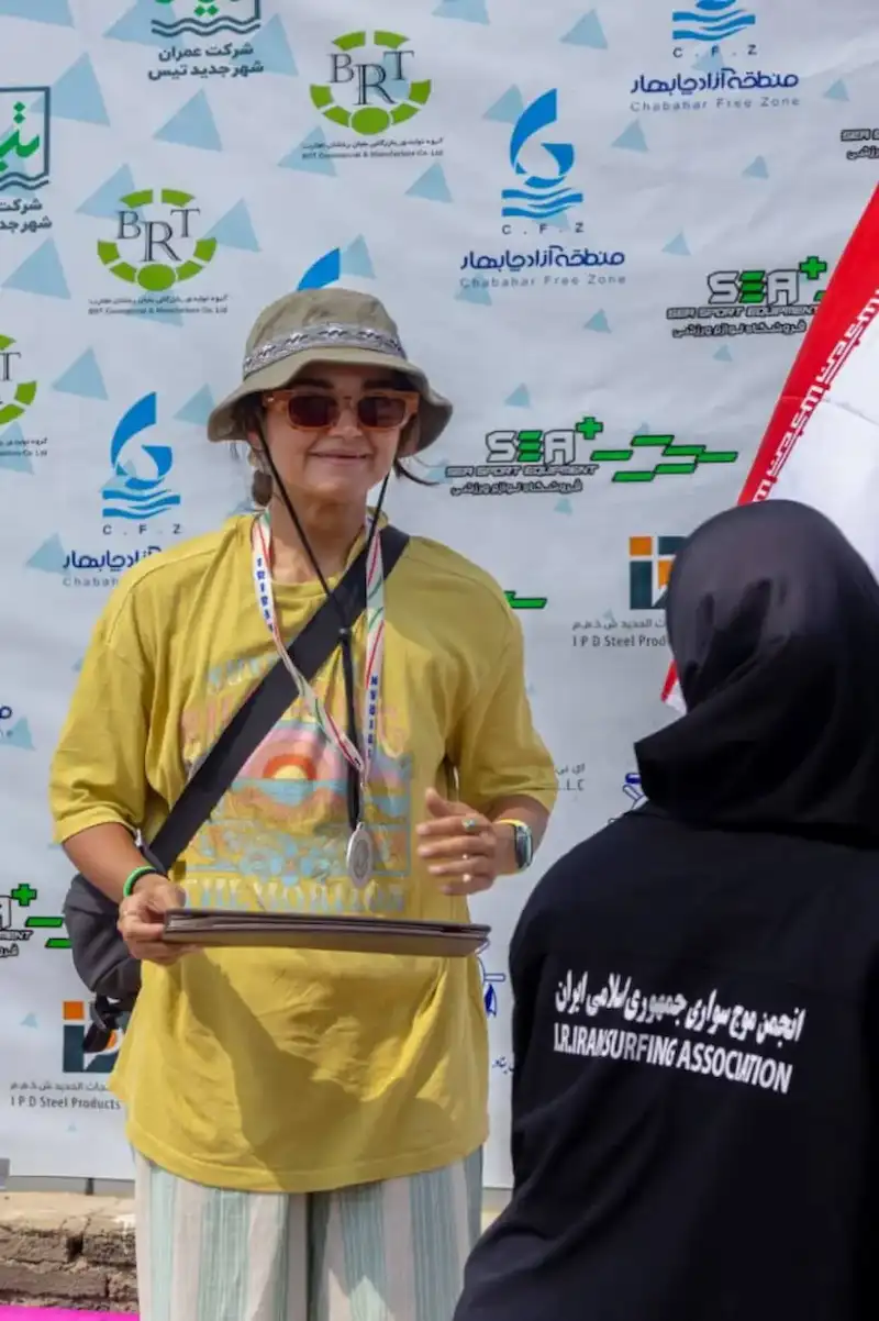 گروهی از بانوان ورزشکار باشگاه رمین در مراسم اهدای مدال