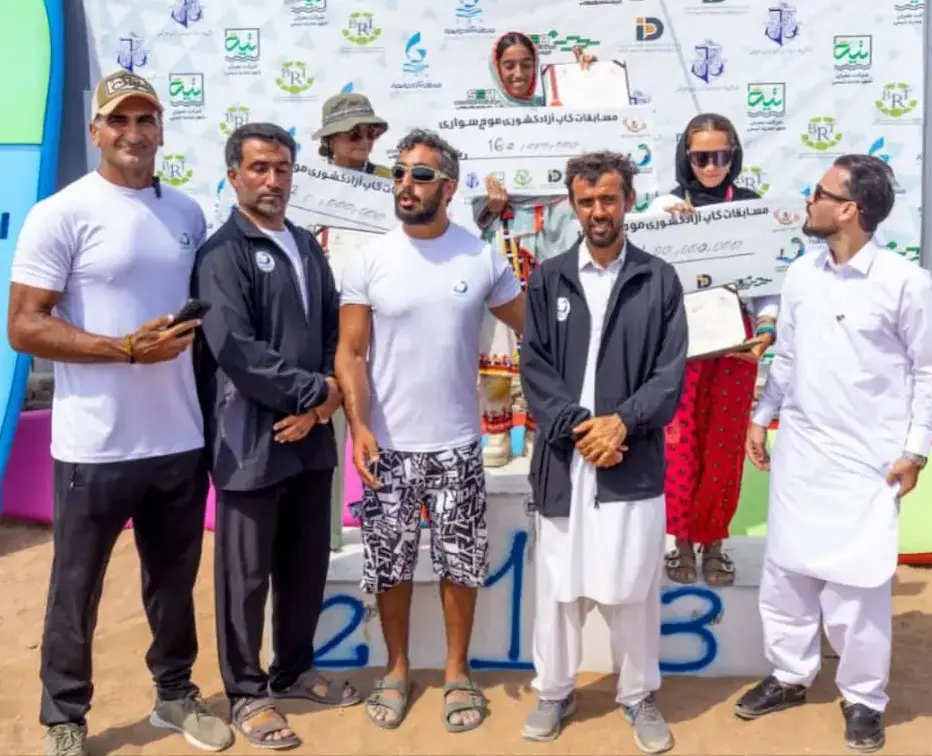 جمعی از بانوان و آقایان باشگاه رمین در مراسم تقدیر و مدال‌آوری