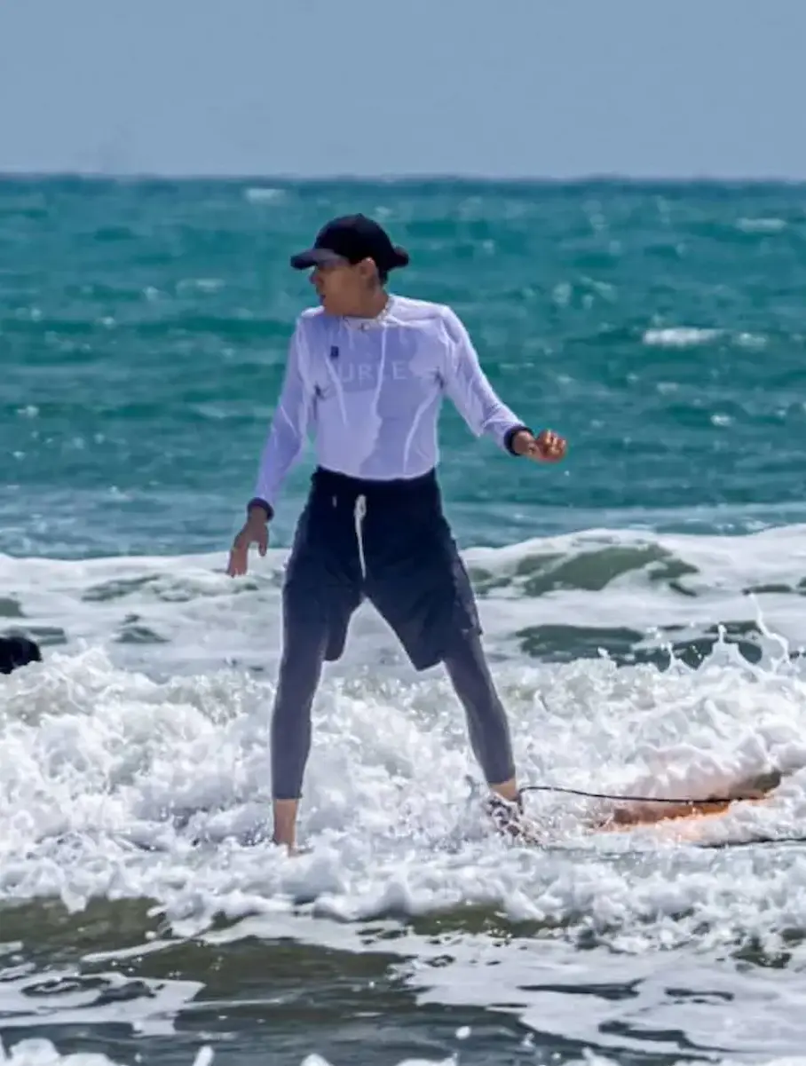 باشگاه موج‌سواری رمین - دختر جوان در حال موج‌سواری